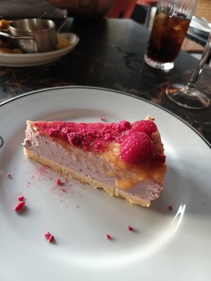 Cheesecake de framboesa e limão at 26 Vegan Food Project in Lisbon