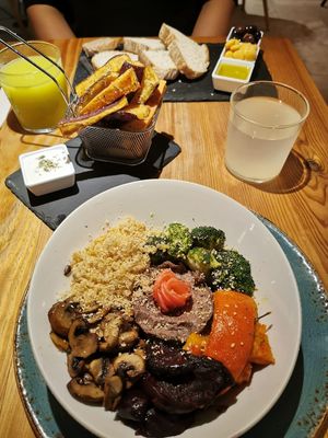 Starter, sweet potato chips, bowl at 26 Vegan Food Project in Lisbon