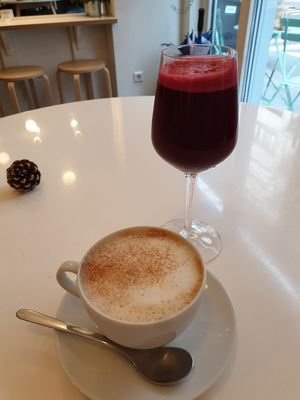 Cappuccino & fresh juice at Flowers Kitchen in Luxembourg City