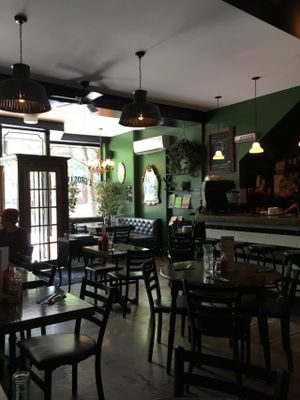 Adorable decor and great ambiance at L'Gros Luxe 100% Vege in Montreal