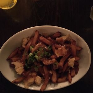Poutine L'Gros Luxe avec fromage végane at L'Gros Luxe 100% Vege in Montreal