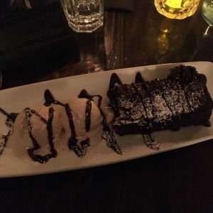 Brownie végane au chocolat et crème glacée Lacrem at L'Gros Luxe 100% Vege in Montreal