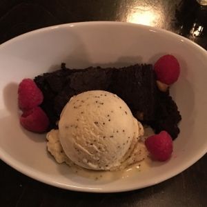 Brownie au chocolat vegan avec crème glacée Lacrem at L'Gros Luxe 100% Vege in Montreal