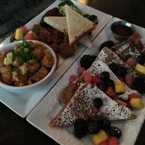 Déjeuner Deluxe et Pain doré vegan at L'Gros Luxe 100% Vege in Montreal