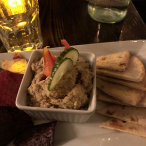 Hummus du moment à l'aubergine at L'Gros Luxe 100% Vege in Montreal