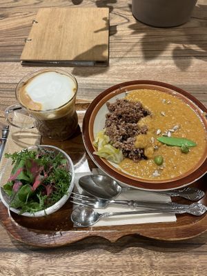 Lentil curry set menu and chicory latte   at Kissa Saeki in Hiroshima