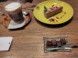 Raspberry cake, vegan hot chocolate, chocolate at Kissa Saeki in Hiroshima