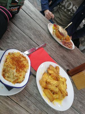 Mac n cheese and cheesy chips 🧀 at The Ship Inn in Newcastle Upon Tyne