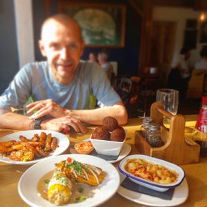Jamaican jerk cob, mac n cheese, poppers and chilli chips at The Ship Inn in Newcastle Upon Tyne