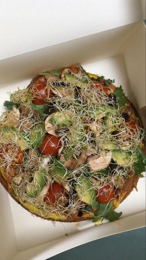 Raw pizza (take away) at Sweet Rawmance in Paris