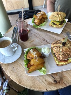 Cheeseburger and potatoes at Sweet Rawmance in Paris