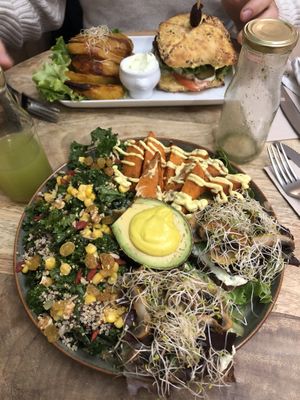 Tartines Bowl & Burger Portobello at Sweet Rawmance in Paris