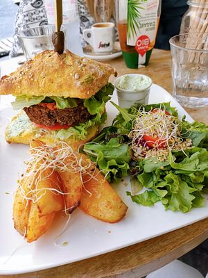 The classic burger with salad and potatoes at Sweet Rawmance in Paris