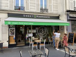 Front of the restaurant  at Sweet Rawmance in Paris