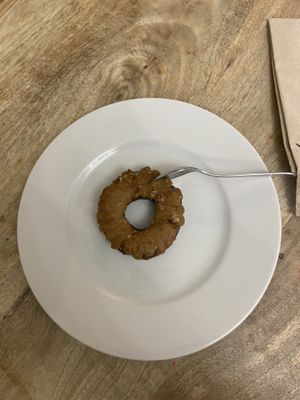 caramel doughnut (vegan & gf) at Sweet Rawmance in Paris