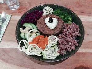 Veggie bowl at Sweet Rawmance in Paris