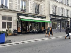 Font   at Sweet Rawmance in Paris