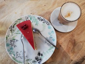 Erdbeer-Granatapfelkuchen at Sweet Rawmance in Paris