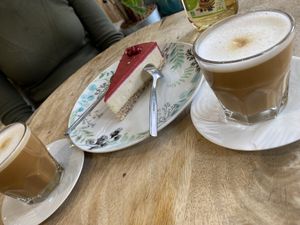 Mit dem Milchschaum auf dem Latte Macchiato klappt es in Frankreich leider nicht so. Dazu gab es einen leckeren veganen Granatapfel-Erdbeerkuchen.  at Sweet Rawmance in Paris