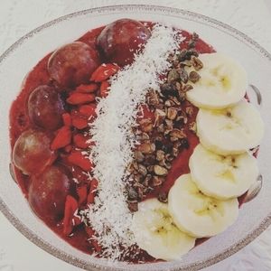 brunch 1/3 : the smoothie bowl.  at Sweet Rawmance in Paris