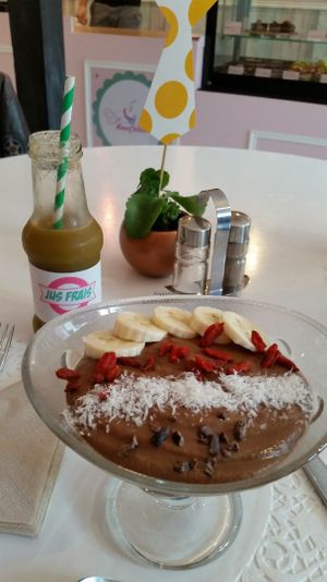 Smoothie bowl / Fresh juice at Sweet Rawmance in Paris