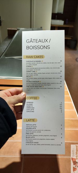 Cakes and drinks at Sweet Rawmance in Paris