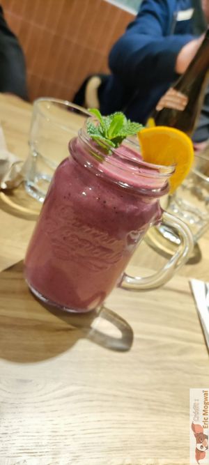 Smoothie at Sweet Rawmance in Paris