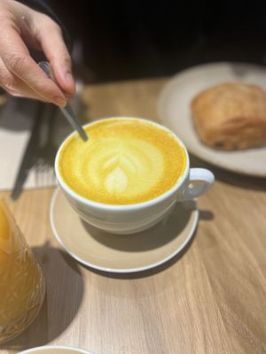 Golden latte #Veganuary at Sweet Rawmance in Paris