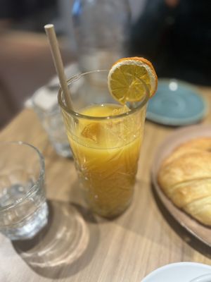 Cold press juice  #Veganuary at Sweet Rawmance in Paris
