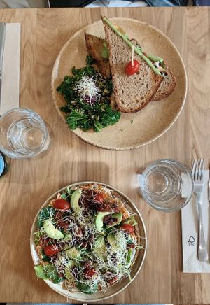 cheese toast e pizza raw  at Sweet Rawmance in Paris