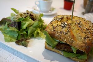 Burger Vegan at Sweet Rawmance in Paris