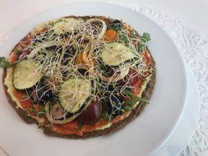 Raw Vegan Pizza at Sweet Rawmance in Paris