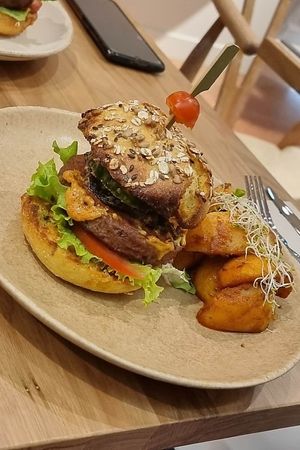 Porto burger with baked potatoes at Sweet Rawmance in Paris