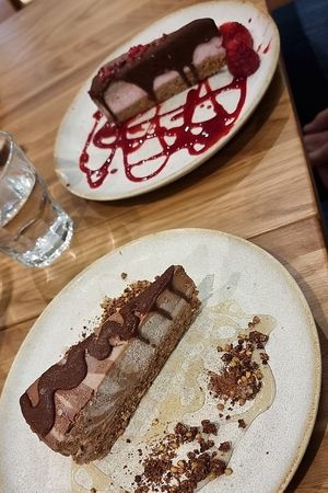 Raw cakes (banana & salted caramel, and raspberry & chocolate) at Sweet Rawmance in Paris