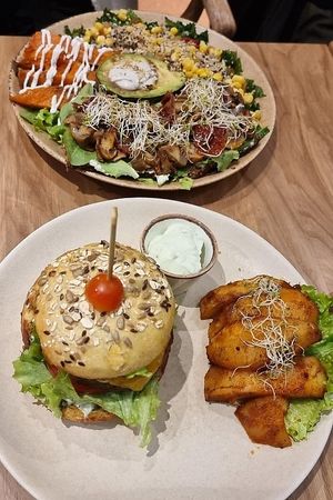 Salad bowl with sweet potato, avocado, kale, spinach, sweet corn, quinoa and a mix of seeds + Porto burger at Sweet Rawmance in Paris