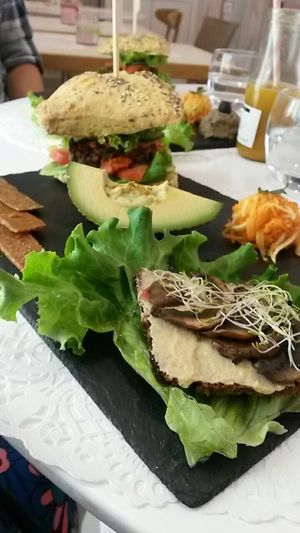 Vegan burger (brunch) at Sweet Rawmance in Paris