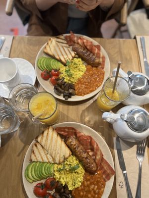 Table   at Sweet Rawmance in Paris