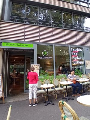 Exterior view at Sweet Rawmance in Paris