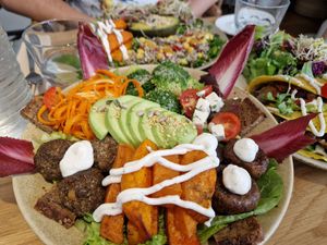 Season bowl at Sweet Rawmance in Paris