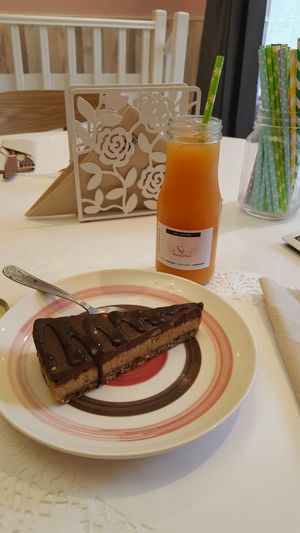 chocolate and caramel raw cake with cold press juice at Sweet Rawmance in Paris