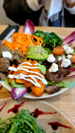 Season bowl at Sweet Rawmance in Paris