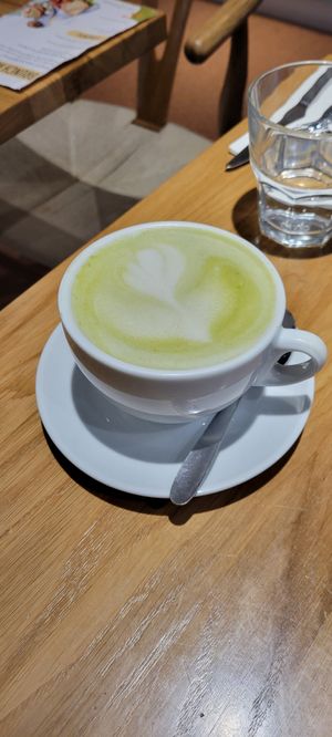 Matcha latte at Sweet Rawmance in Paris