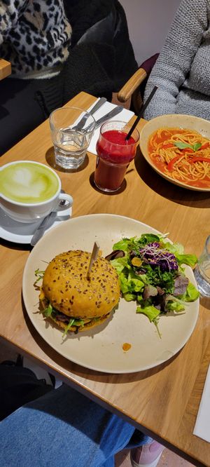 Hambourgeois et pâtes sauce bolognaise at Sweet Rawmance in Paris