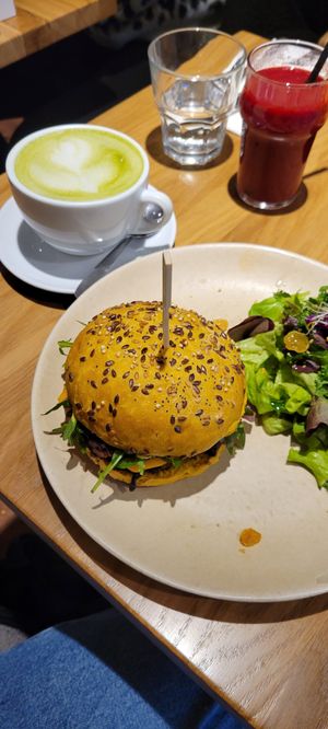 Hambourgeois accompagné de salade at Sweet Rawmance in Paris