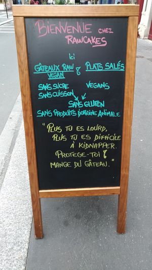 Oui mais tu cours moins vite... at Sweet Rawmance in Paris