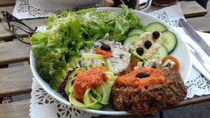 Veggie bowl, 12€, very healthy and perfect for summer at Sweet Rawmance in Paris