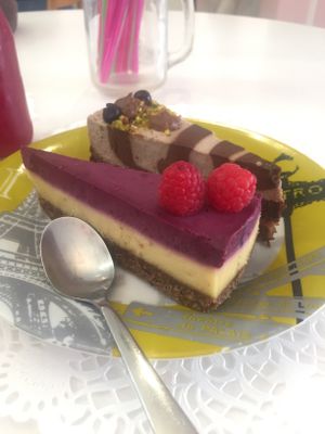 Cheesecake aux fruits rouges et orange, Cheesecake chocolat banane at Sweet Rawmance in Paris