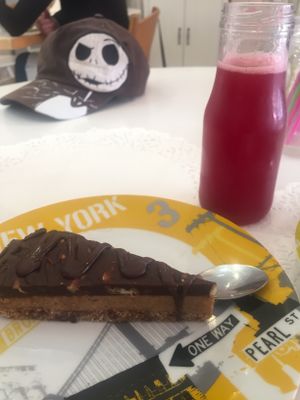 Limonade aux fruits rouges, Cheesecake chocolat caramel  at Sweet Rawmance in Paris