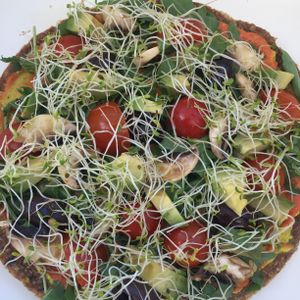 Delicious raw pizza at Sweet Rawmance in Paris