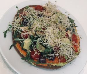 Raw pizza at Sweet Rawmance in Paris